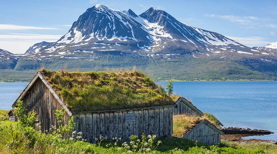 Arctic-Norwegian-old-village-short