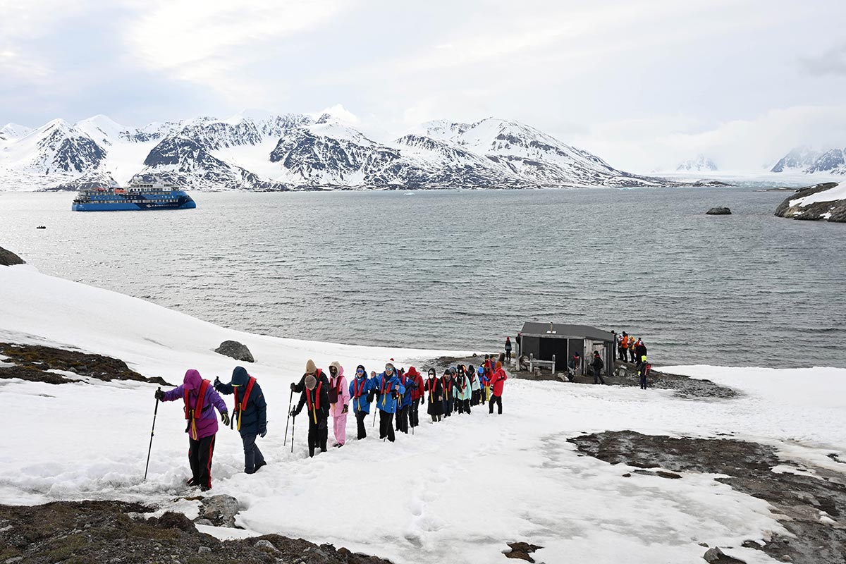 svalbard-guests-snowshoeing