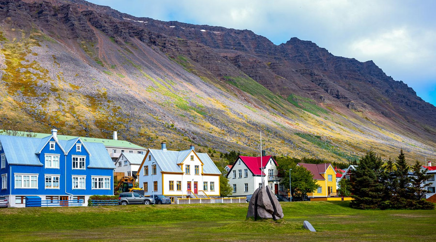 Iceland_Isafjordur_traditional_style_houses_002_SS-short