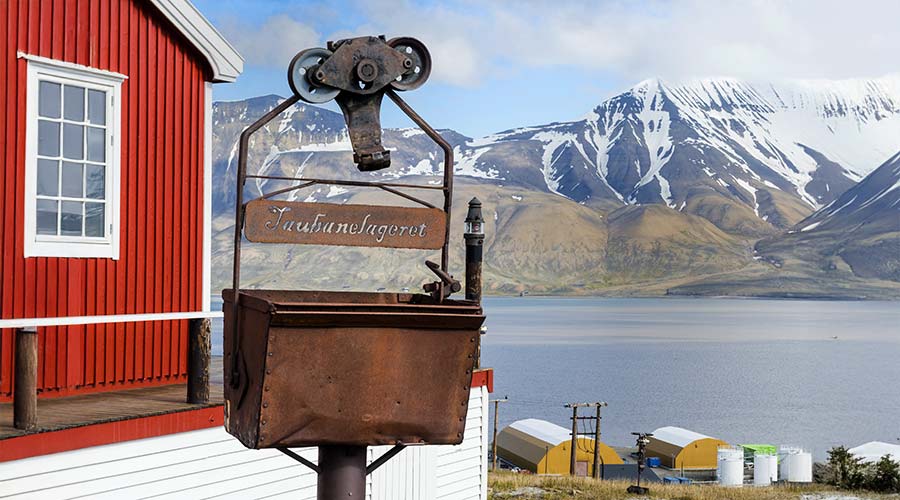 old-coal-mine-Longyearbyen-short