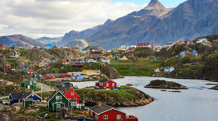 Sisimiut-city-houses-view-short