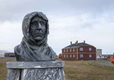 Ny Alesund statue and houses